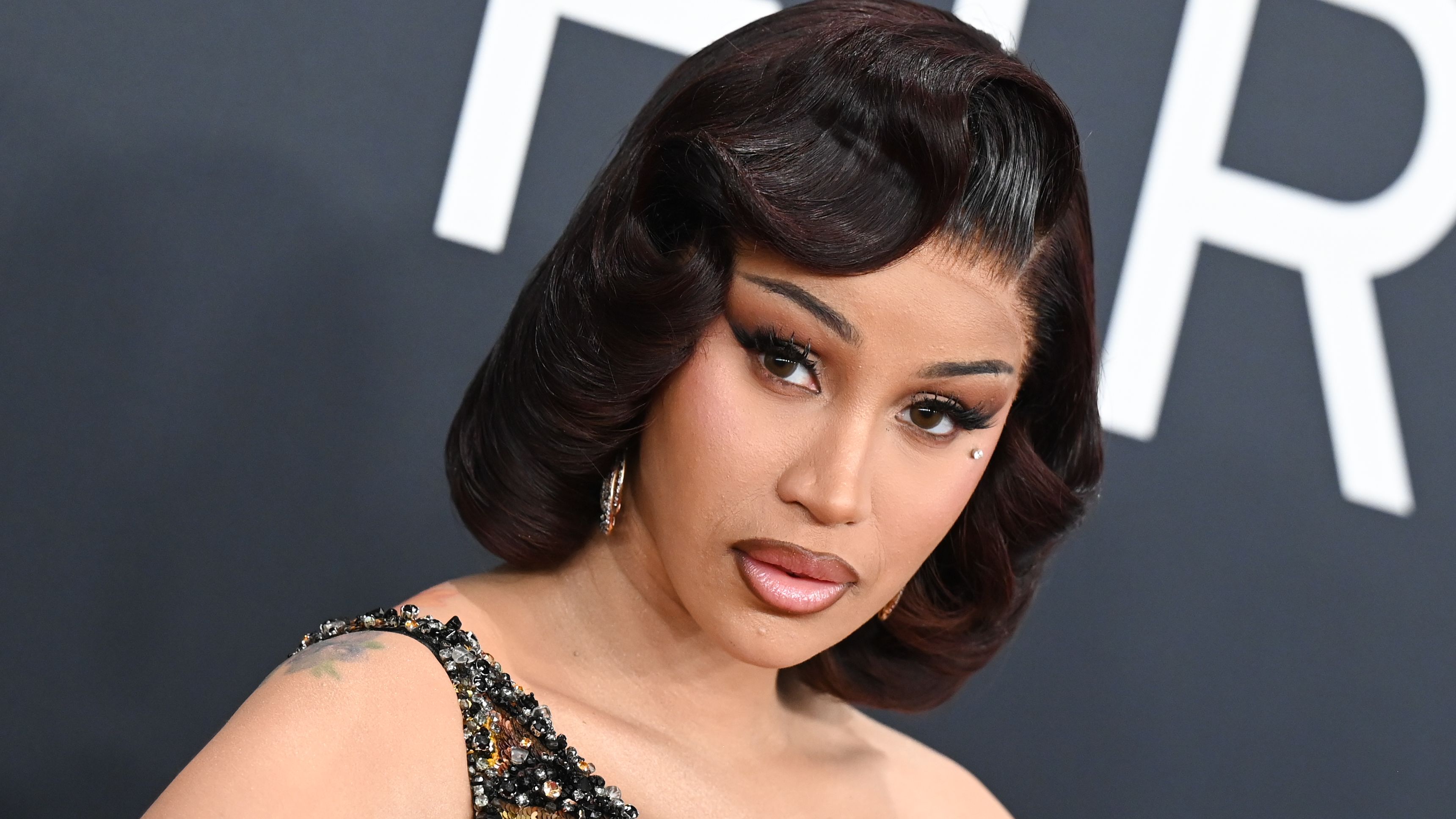 Cardi B tiñó su cabello natural de rojo