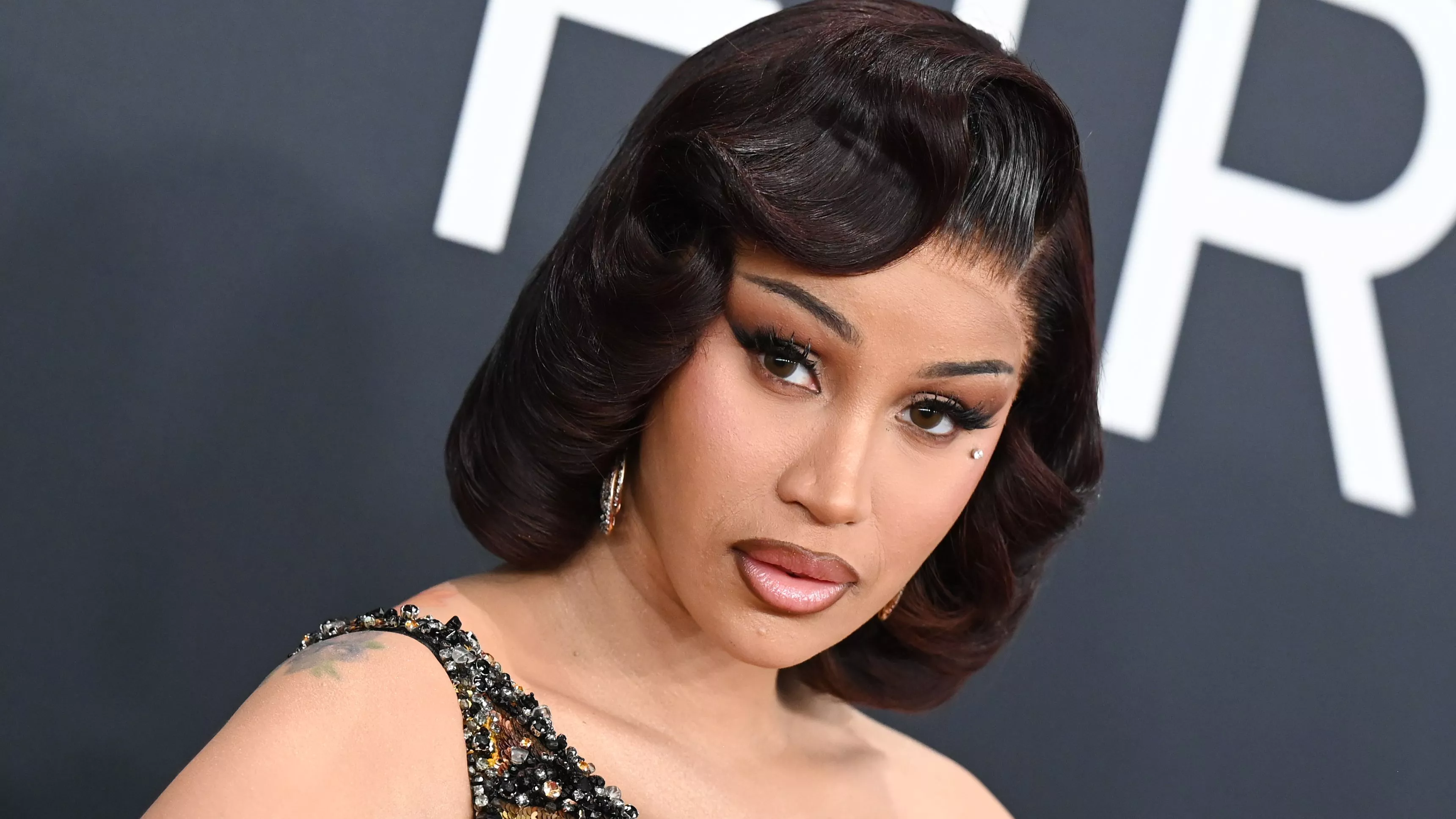 Cardi B tiñó su cabello natural de rojo