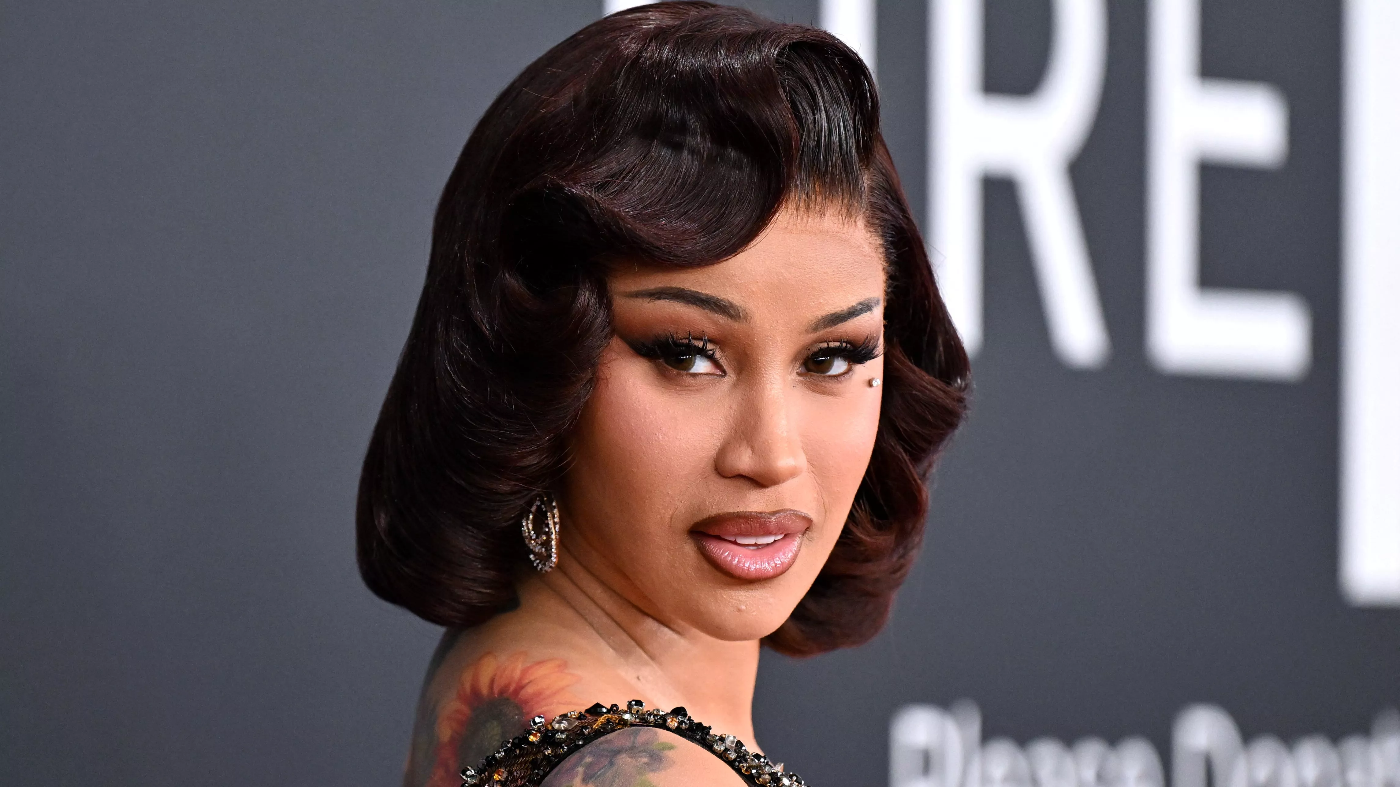 Cardi B se Transformó en una Chica Emo de 2007 con su Colorido Cabello Bicolor