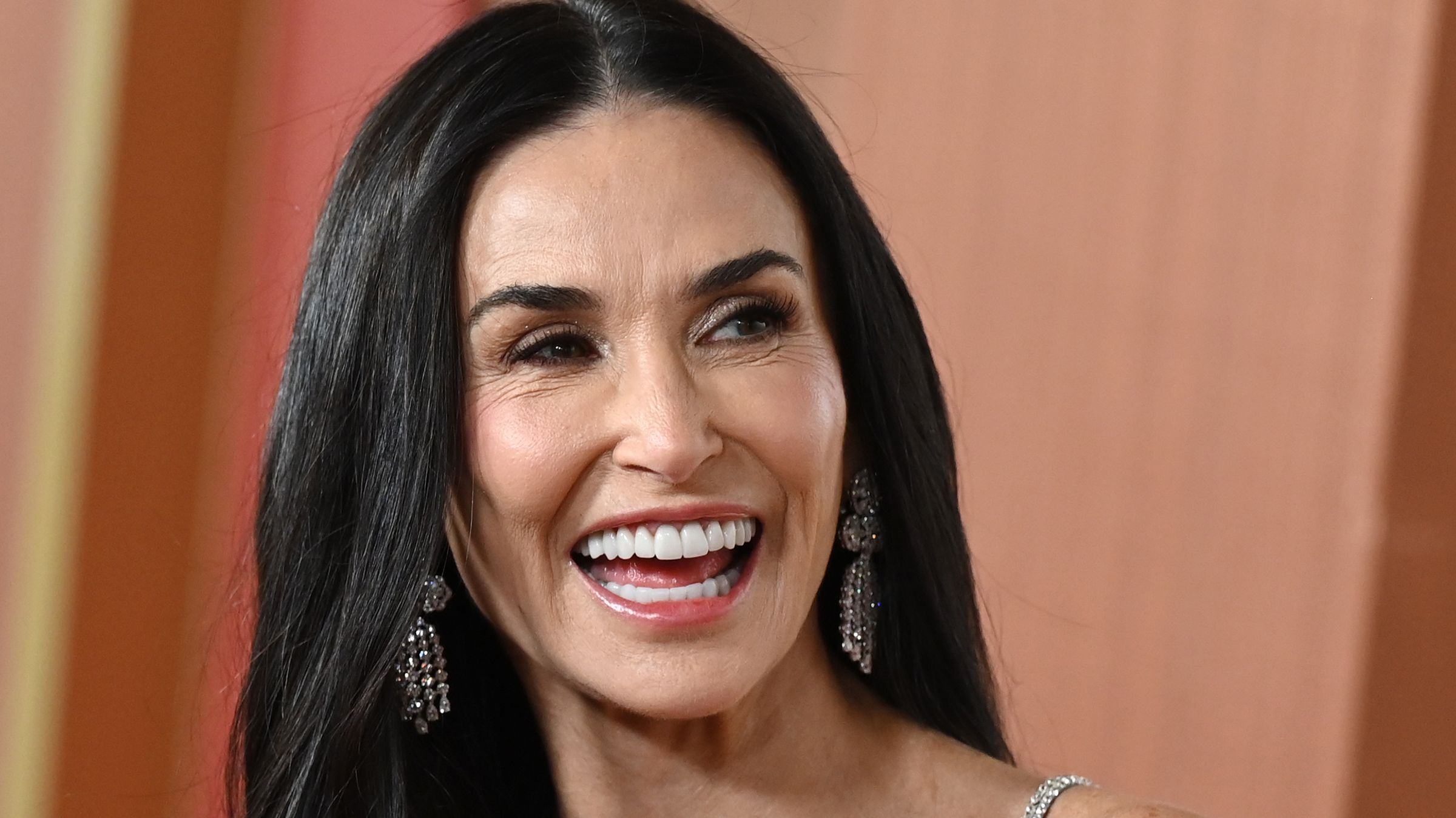 El Look de Demi Moore en los Oscars 2025 es el Más Demi Moore que Jamás Exista