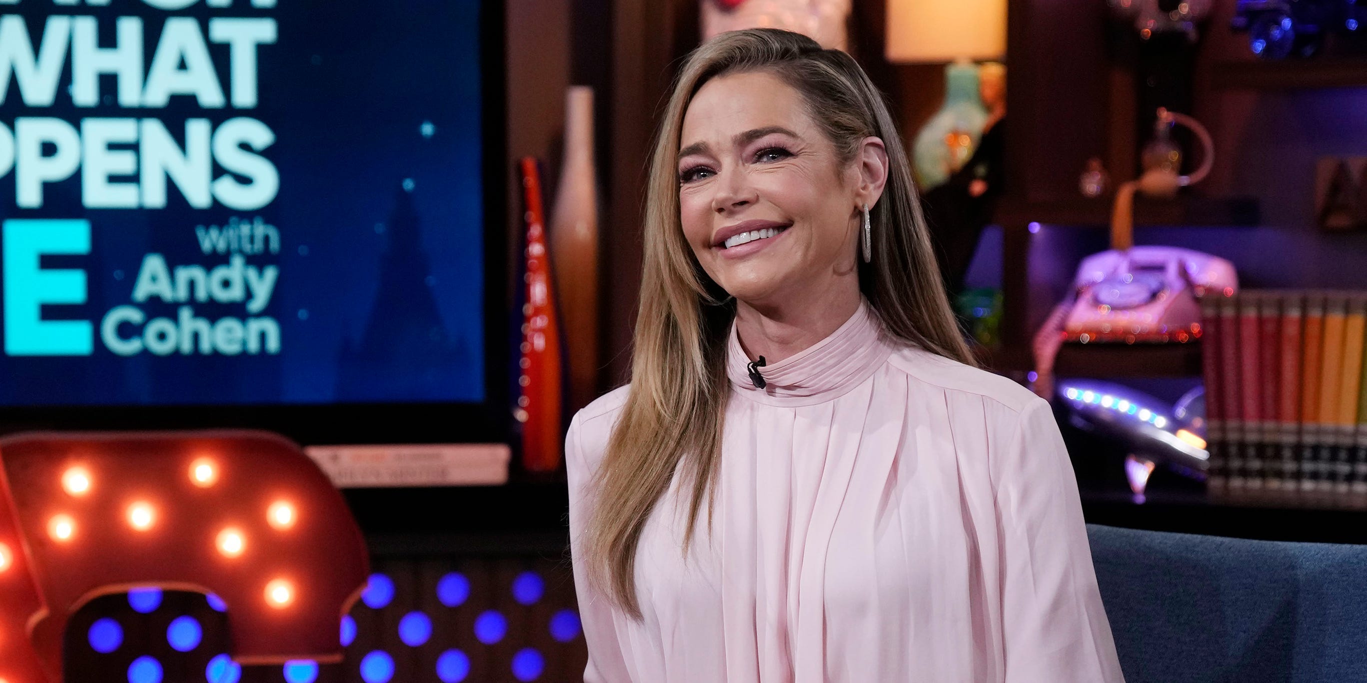 Denise Richards comparte el simple ritual mensual que es clave para su matrimonio