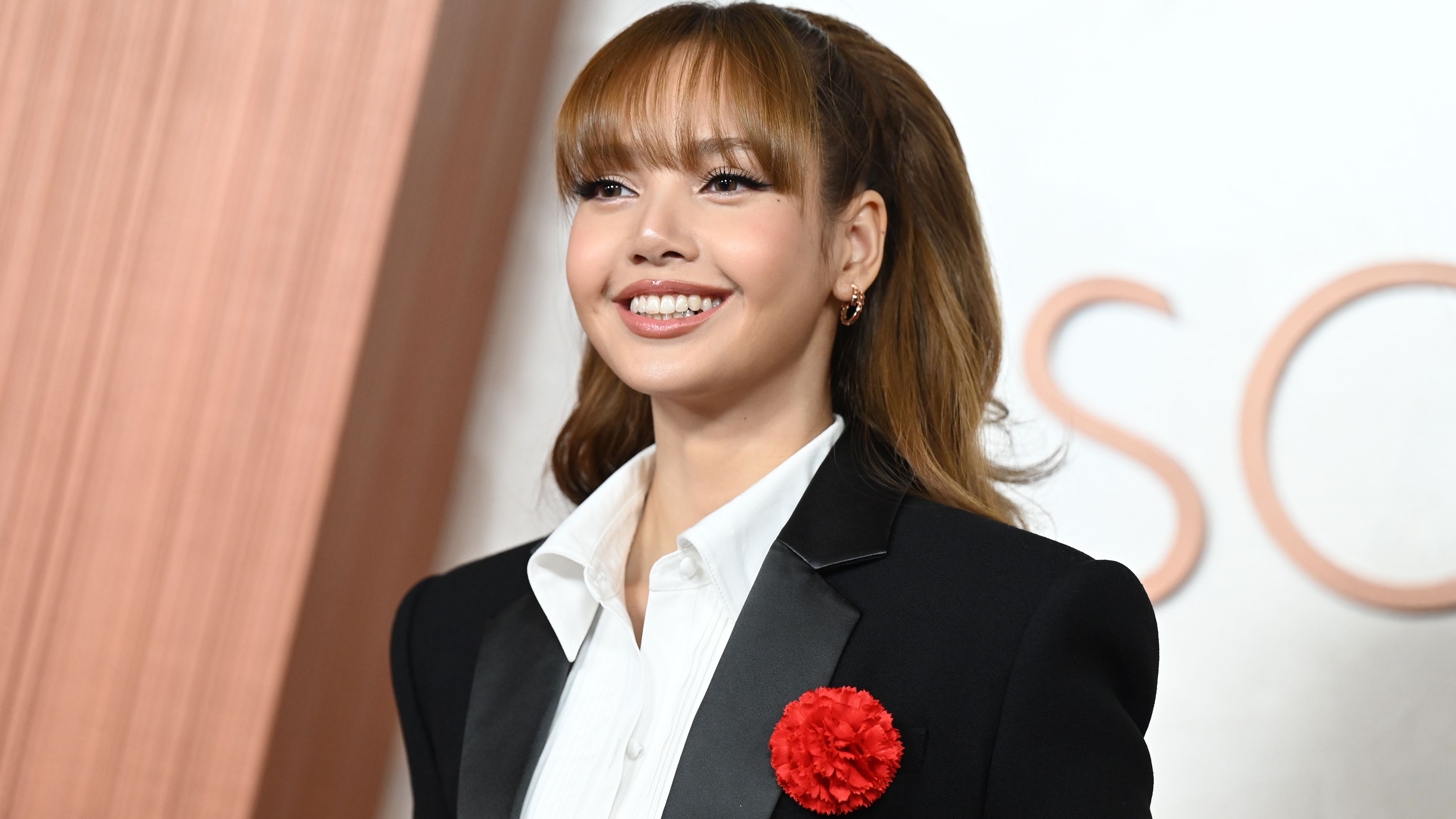 En un Movimiento Sin Precedentes, Lisa Combinó el Cabello Preppy con Uñas Goth en los Oscars
