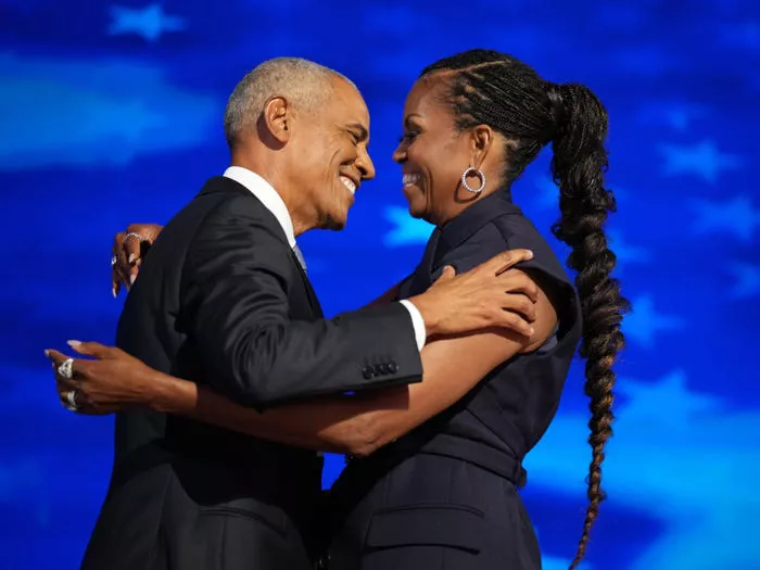 Barack Obama y Michelle Obama en un abrazo.