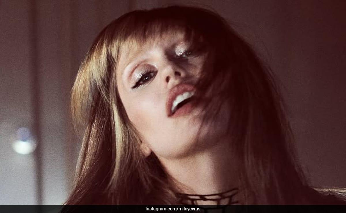 Miley Cyrus deslumbra con ojos brillantes, pestañas desplegadas y labios cereza