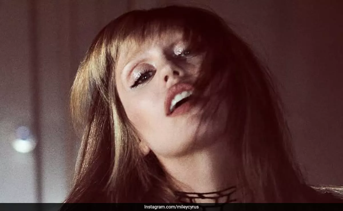 Miley Cyrus deslumbra con ojos brillantes, pestañas desplegadas y labios cereza