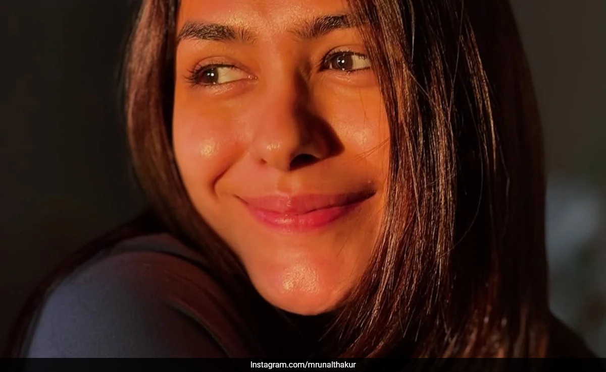Mrunal Thakur deslumbra con un glamour sutil, labios rosados y un elegante bob