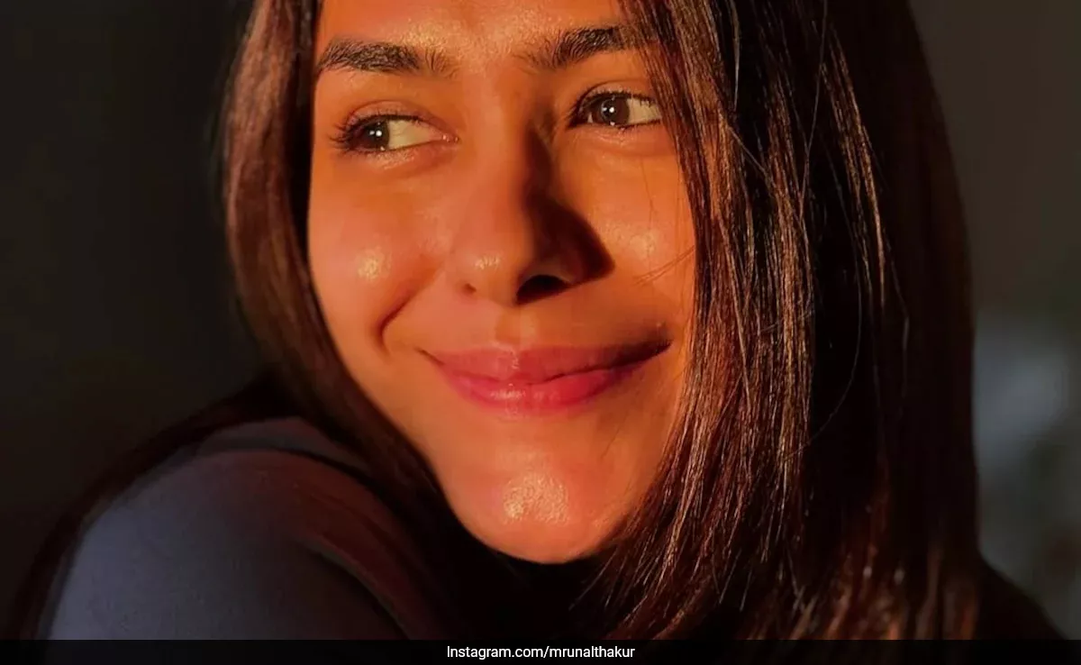 Mrunal Thakur deslumbra con un glamour sutil, labios rosados y un elegante bob