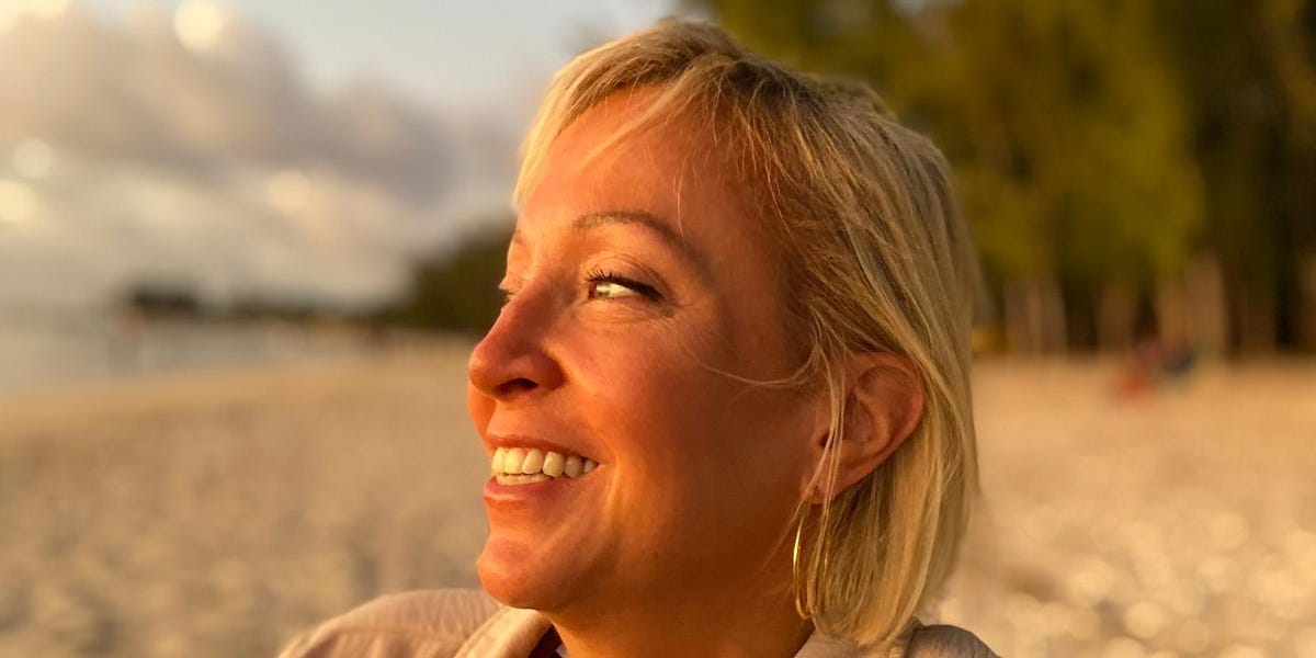 Mi doctor dijo que mi trabajo de 80 horas a la semana me estaba matando lentamente. Jubilándome temprano recuperé mi vida.