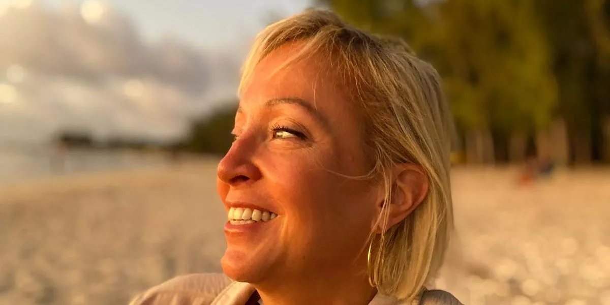 Mi doctor dijo que mi trabajo de 80 horas a la semana me estaba matando lentamente. Jubilándome temprano recuperé mi vida.