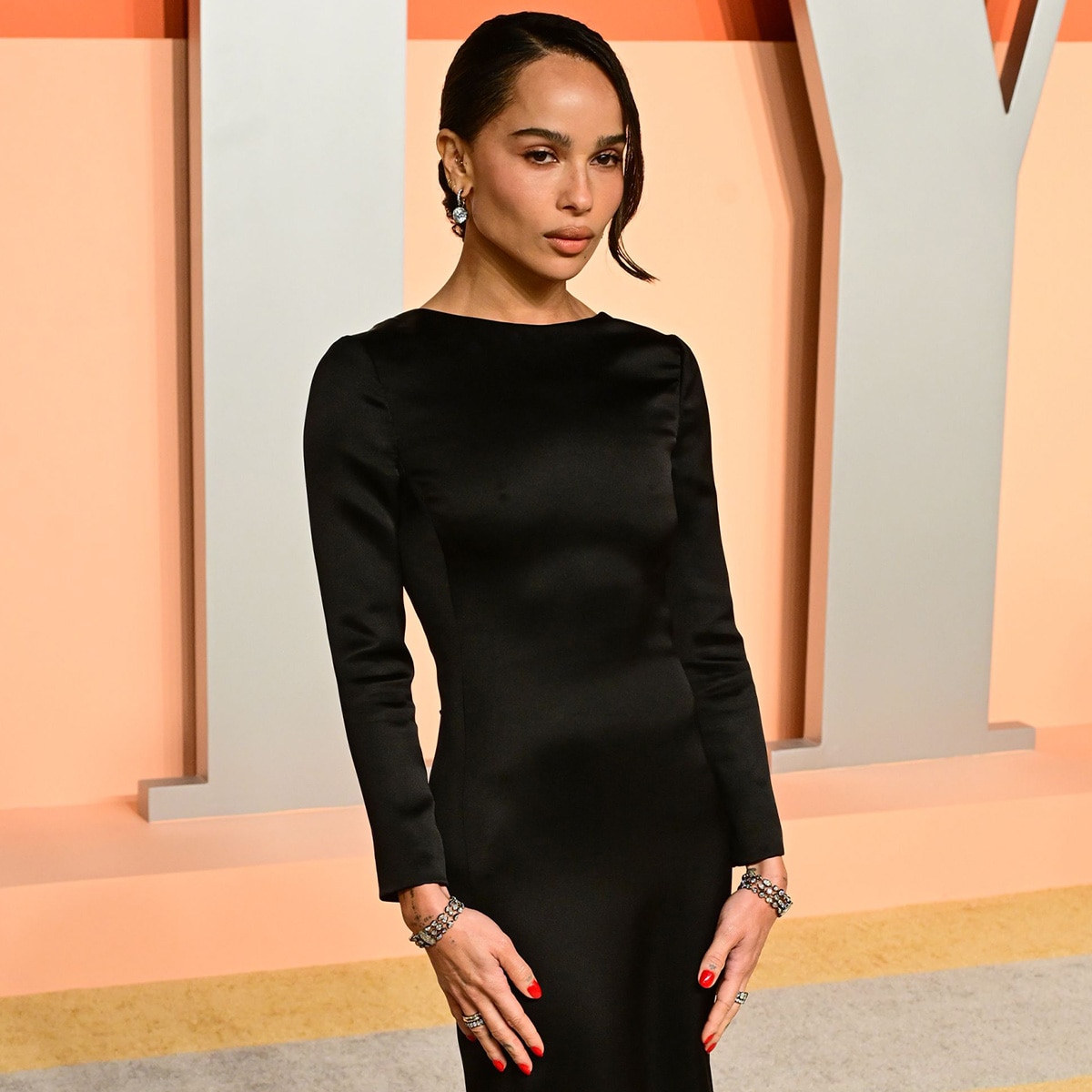Oscars 2025: Zoë Kravitz muestra sus mejillas en un vestido arriesgado en la fiesta de Vanity Fair