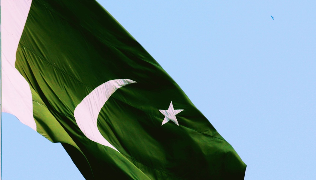 Estrella de YouTube paquistaní acusada de blasfemia por la marca de un perfume