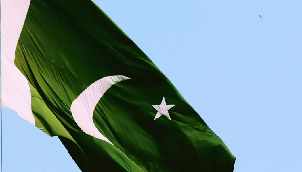 Estrella de YouTube paquistaní acusada de blasfemia por la marca de un perfume