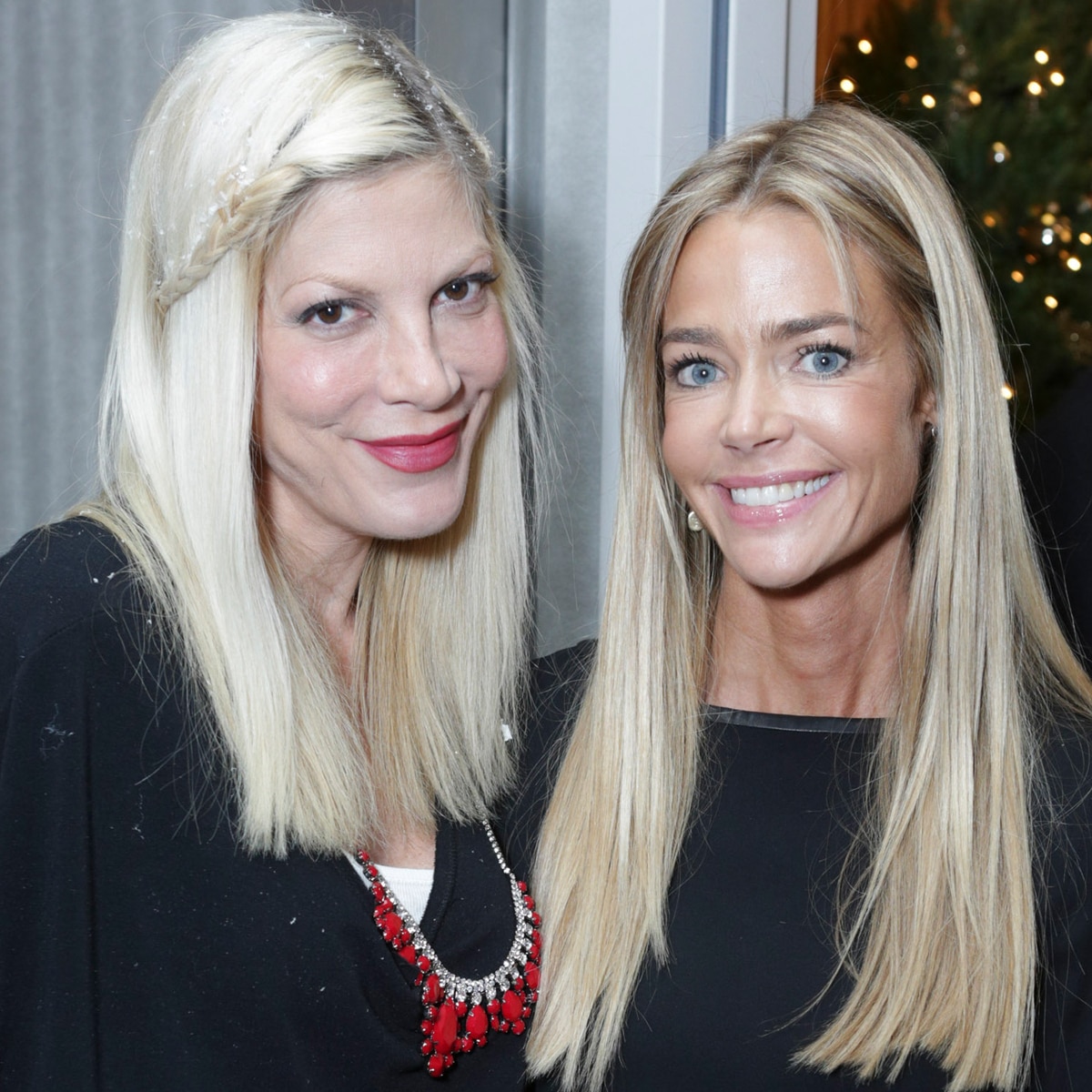 "Celosa" Denise Richards revela triángulo amoroso de los '90 con Tori Spelling y esta estrella de televisión