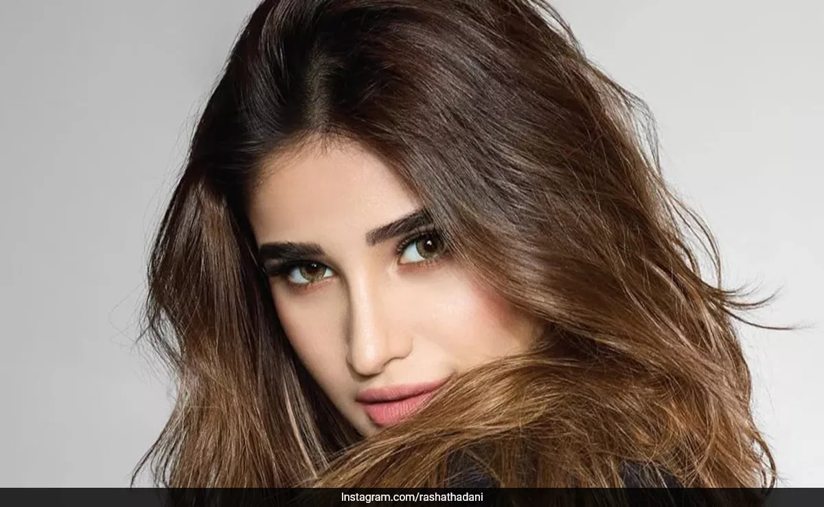 Rasha Thadani Brilla en la Portada con un Glamour Nude y Cabello Desordenado