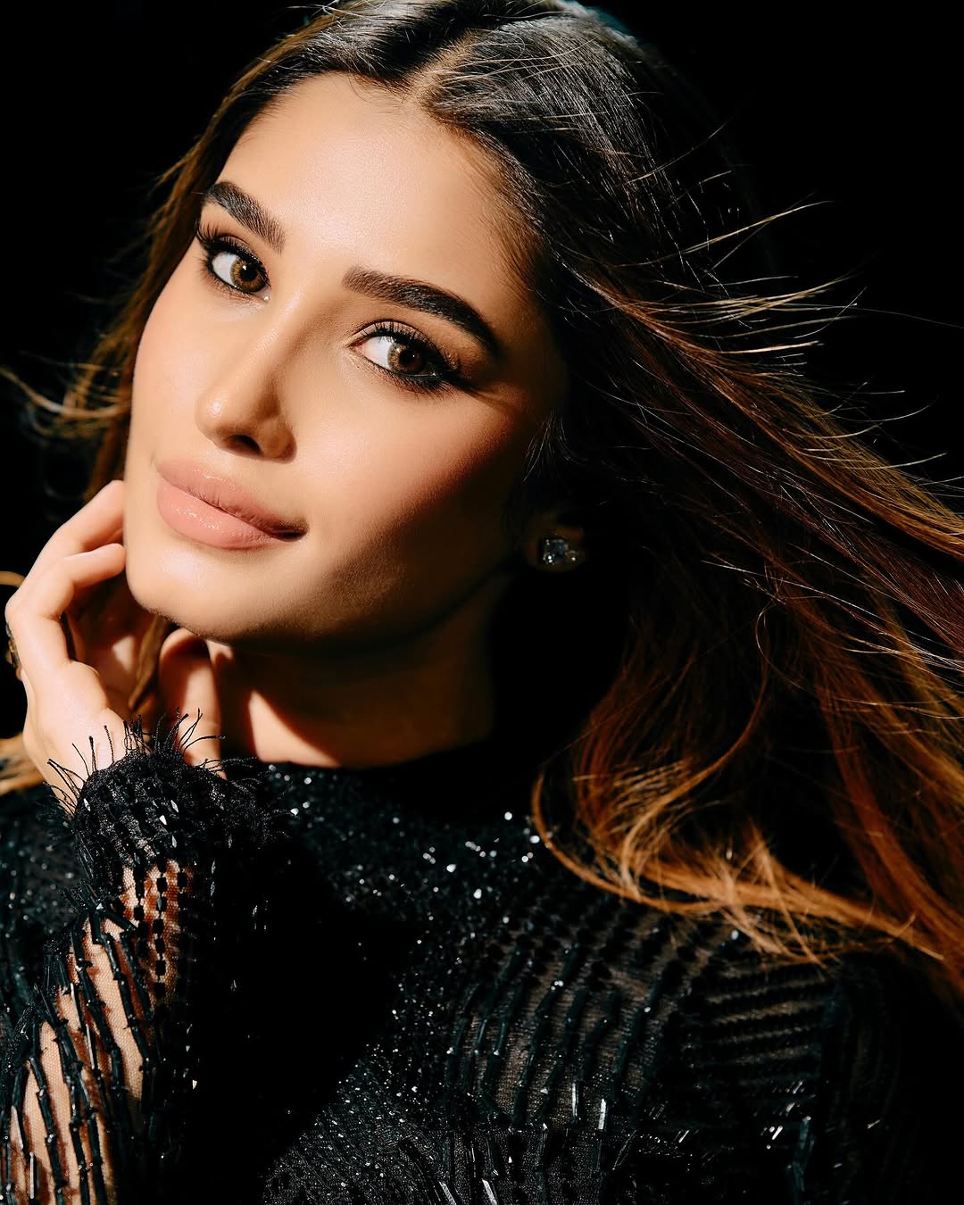 Rasha Thadani Inspira Metas de Belleza con una Base Sutil y Labios Brillantes