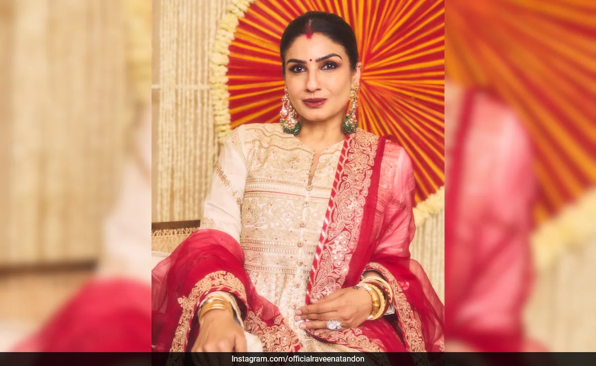 Raveena Tandon Está Lista Para Holi Con Sus Ojos Delineados, Labios Berry Y Un Moño Bajo Elegante