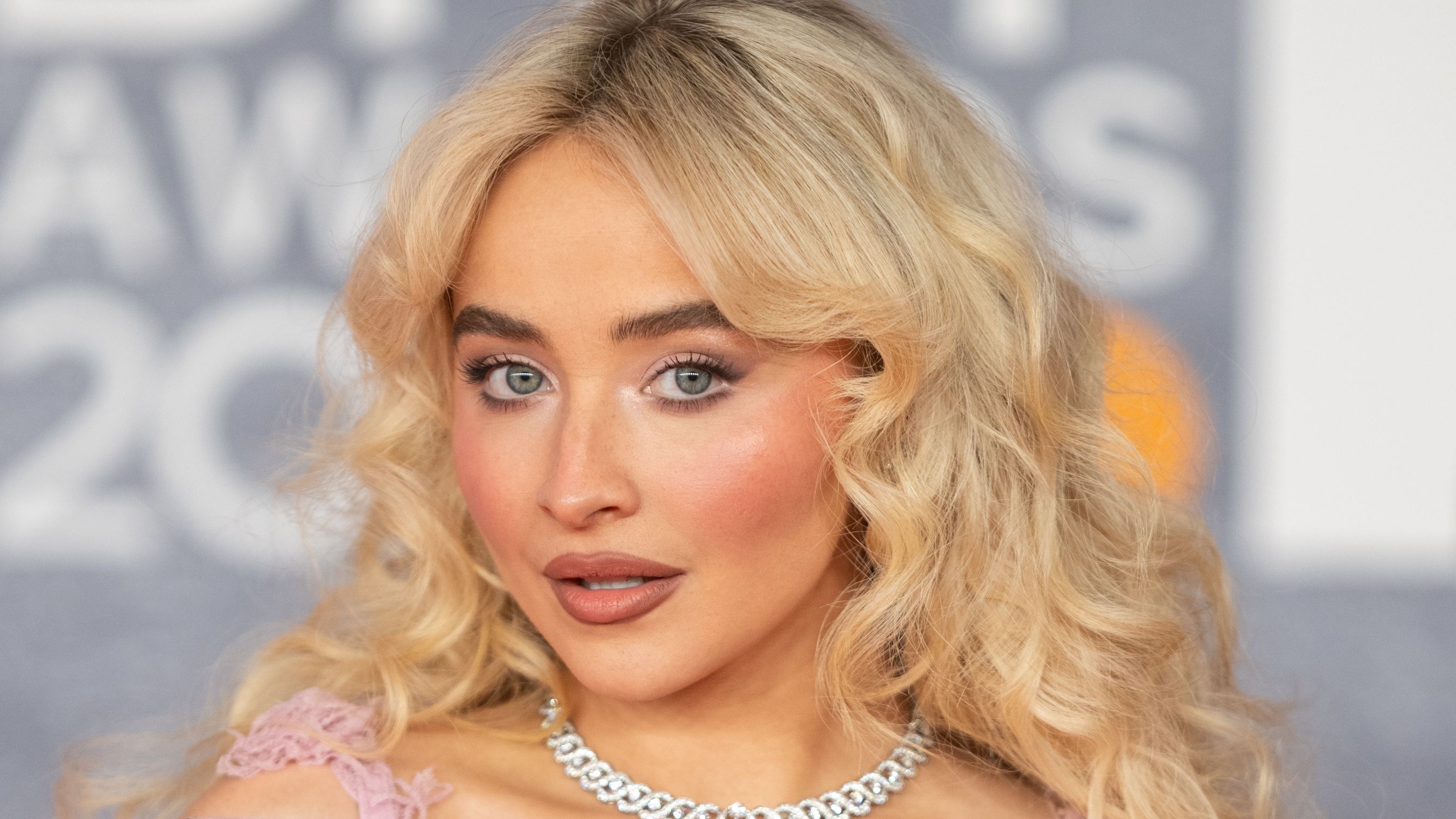Sabrina Carpenter le da un toque relajado a sus rizos característicos en vacaciones