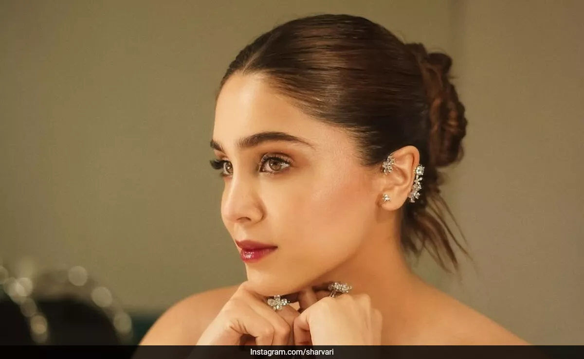 El Glamour Radiante de Sharvari y su Labio Berenjena es Perfecto para una Noche Fuera