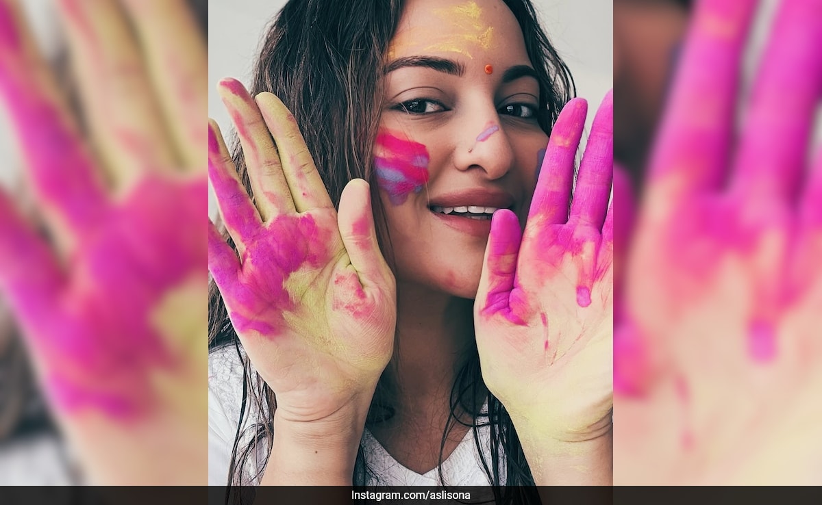 Sonakshi Sinha Se Llenó de Colores en Su Hermoso Rostro Este Holi