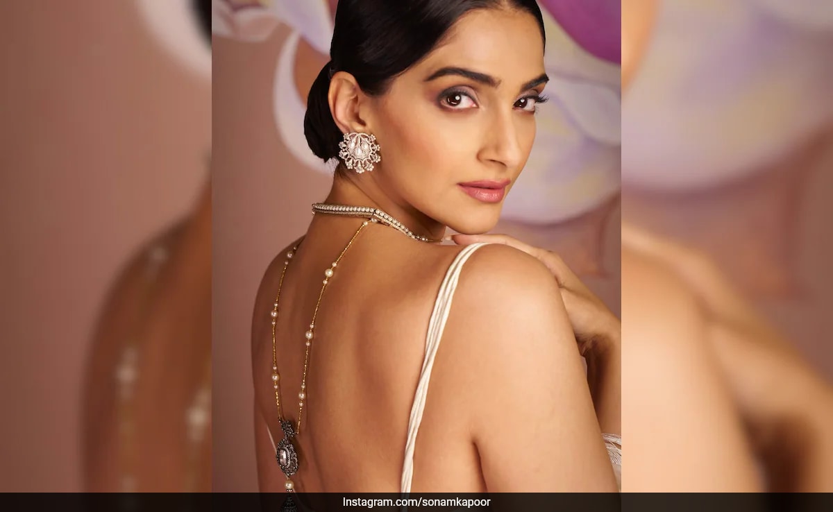 Los ojos ahumados sonrojados de Sonam Kapoor, labios pétalos y un moño bajo realzan su estilo de belleza