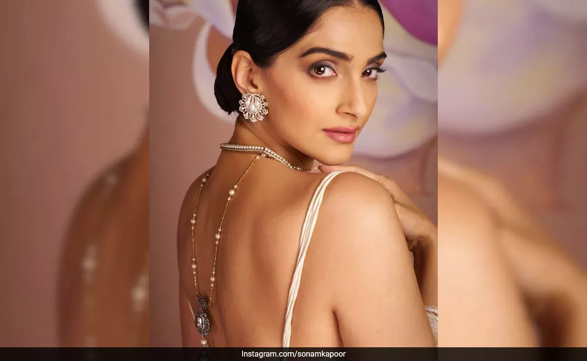 Los ojos ahumados sonrojados de Sonam Kapoor, labios pétalos y un moño bajo realzan su estilo de belleza