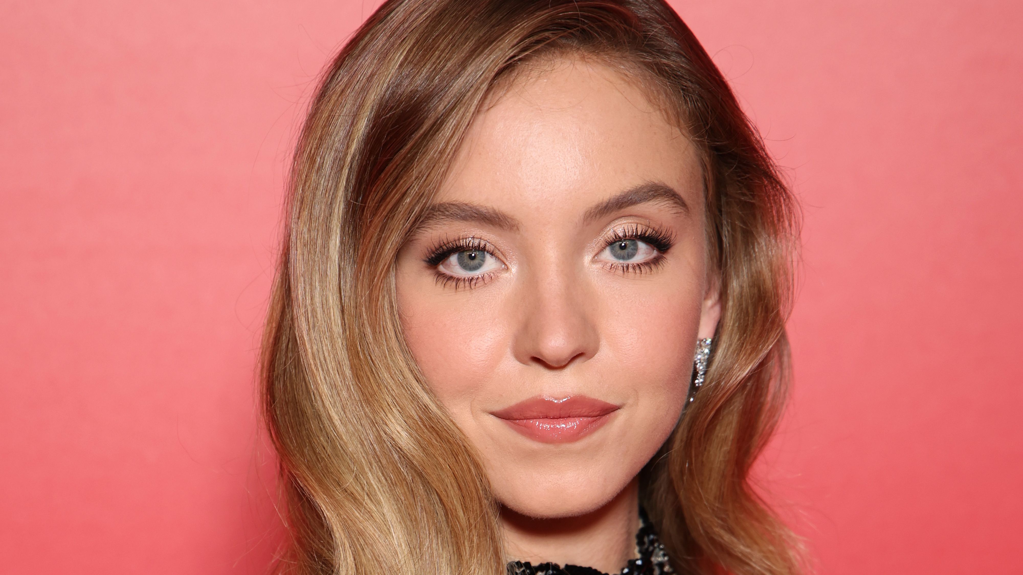Sydney Sweeney Debutó un Nuevo Color de Cabello en la Fiesta de los Oscar de Vanity Fair