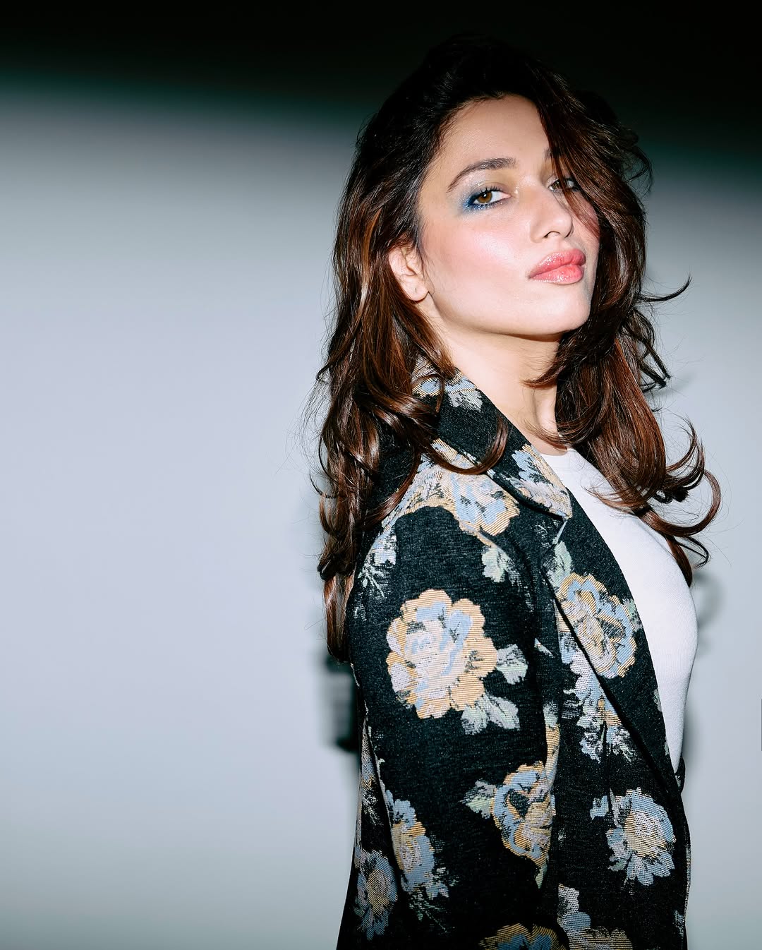 Los Ojos Azul Brillante de Tamannaah Bhatia, Glamour Bronce y Cabello Ondulado Domina el Glamour