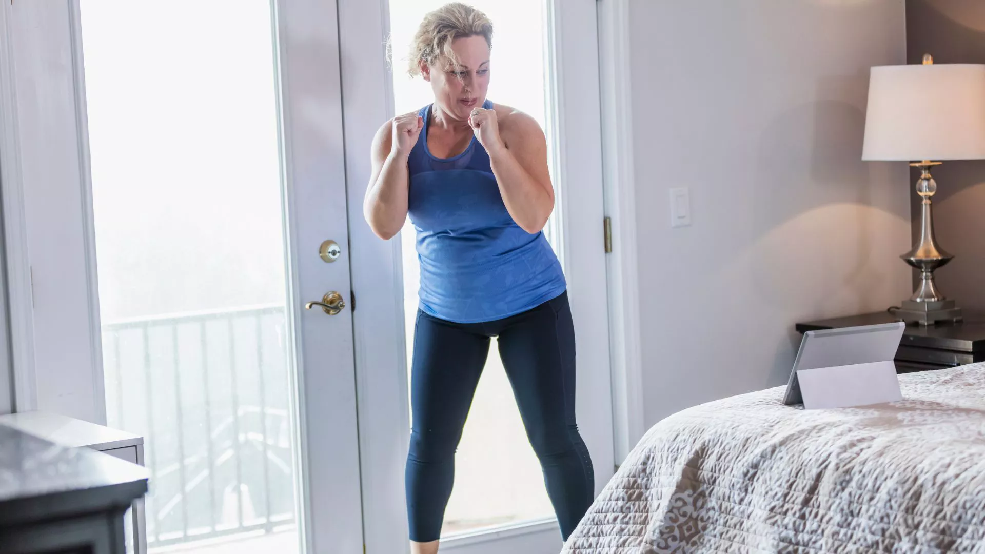 Los mejores ejercicios de peso corporal para mujeres para volverse más fuertes y desarrollar músculo, en el gimnasio o en casa