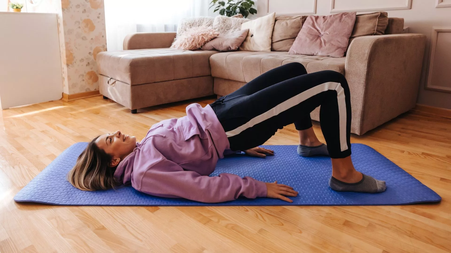 Los mejores ejercicios de peso corporal para mujeres para volverse más fuertes y desarrollar músculo, en el gimnasio o en casa