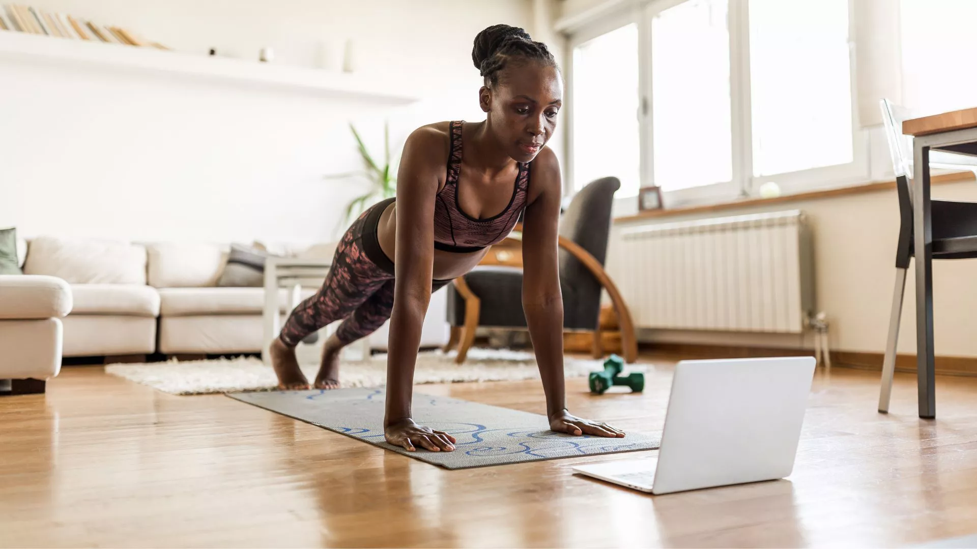 Los mejores ejercicios de peso corporal para mujeres para volverse más fuertes y desarrollar músculo, en el gimnasio o en casa