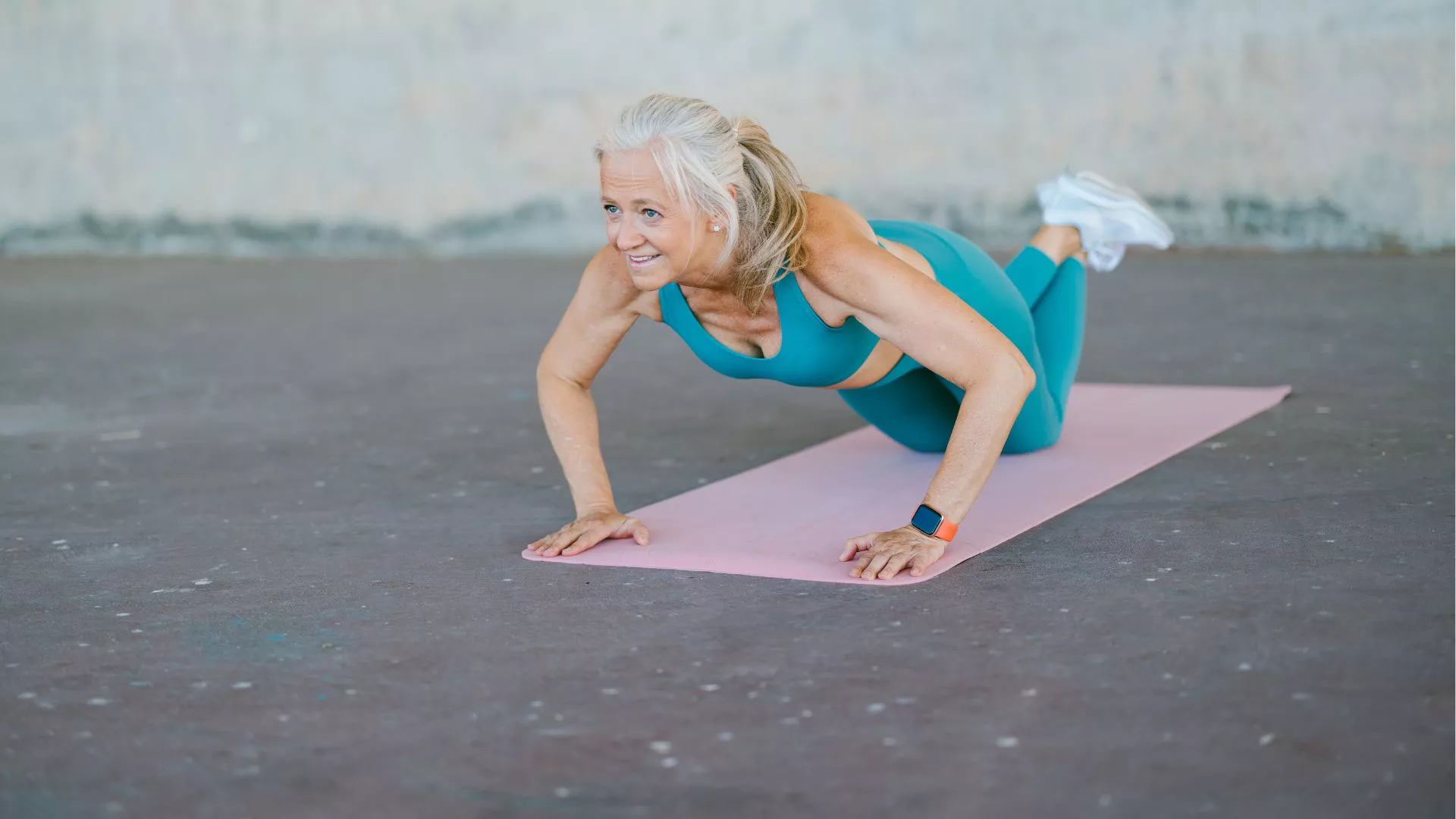 Los mejores ejercicios de peso corporal para mujeres para volverse más fuertes y desarrollar músculo, en el gimnasio o en casa