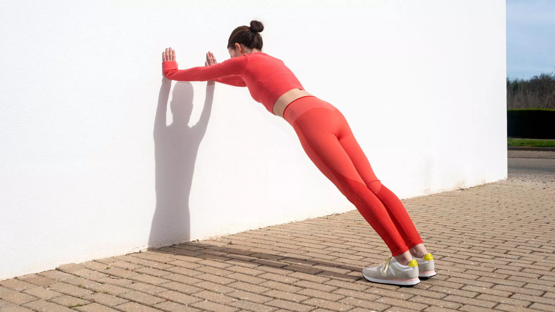 Los mejores ejercicios de peso corporal para mujeres para volverse más fuertes y desarrollar músculo, en el gimnasio o en casa