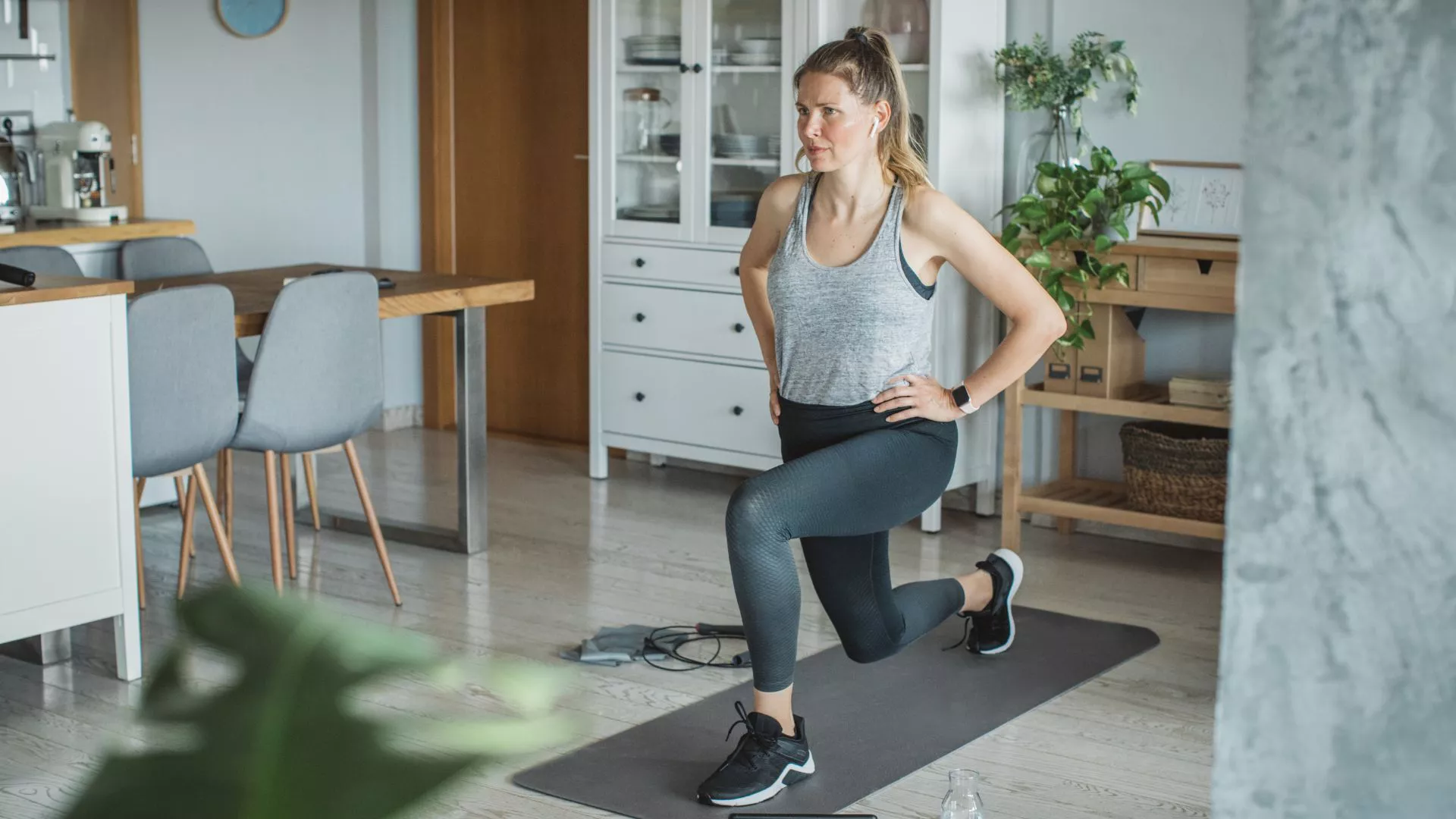 Los mejores ejercicios de peso corporal para mujeres para volverse más fuertes y desarrollar músculo, en el gimnasio o en casa