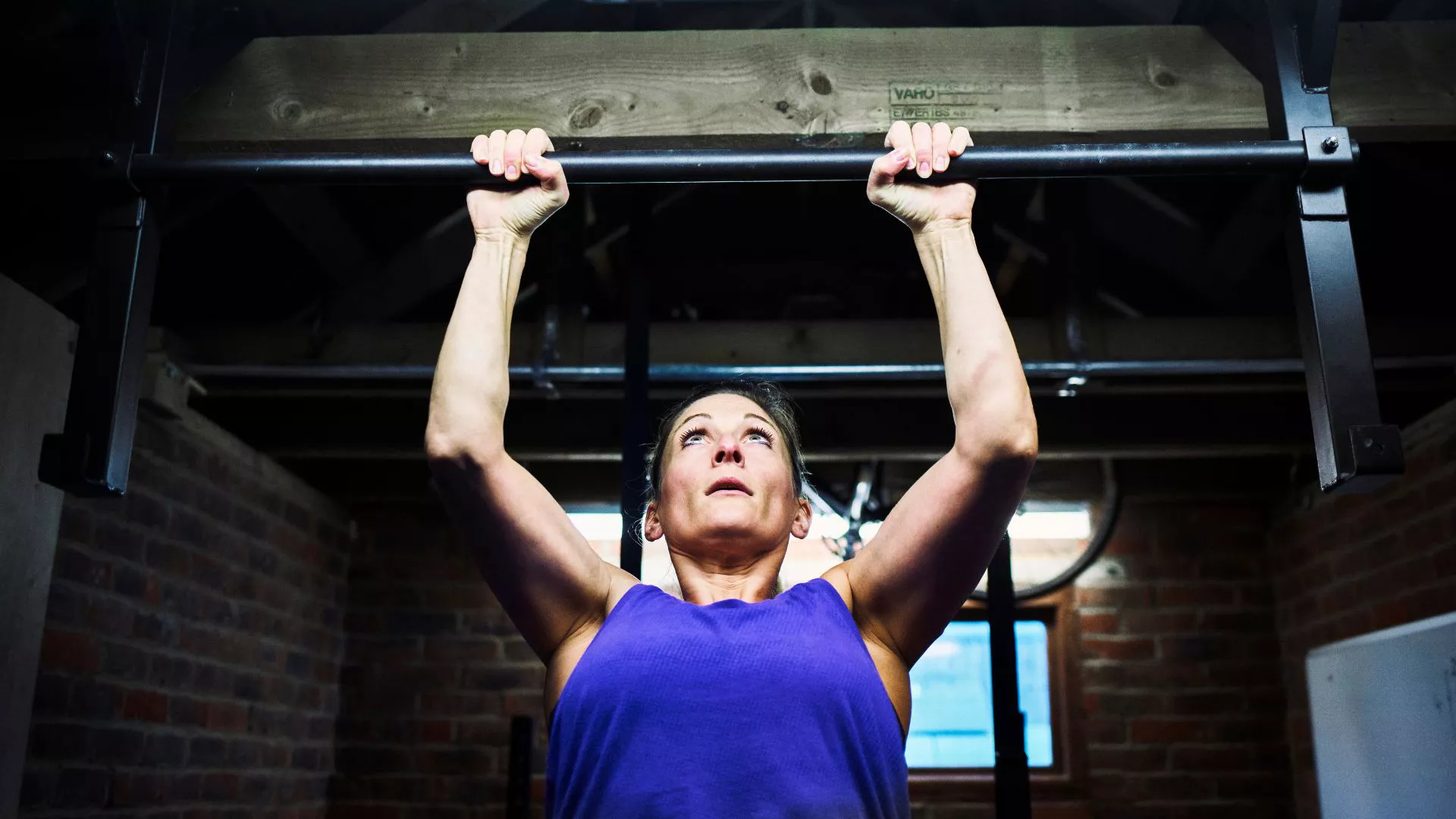 Los mejores ejercicios de peso corporal para mujeres para volverse más fuertes y desarrollar músculo, en el gimnasio o en casa