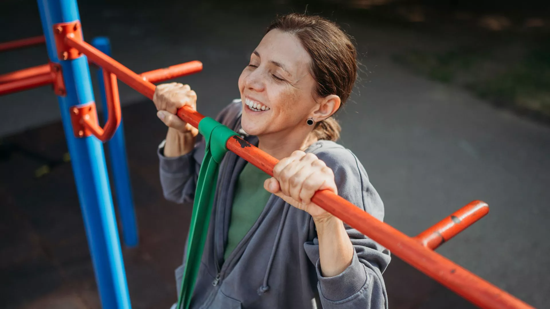 Los mejores ejercicios de peso corporal para mujeres para volverse más fuertes y desarrollar músculo, en el gimnasio o en casa