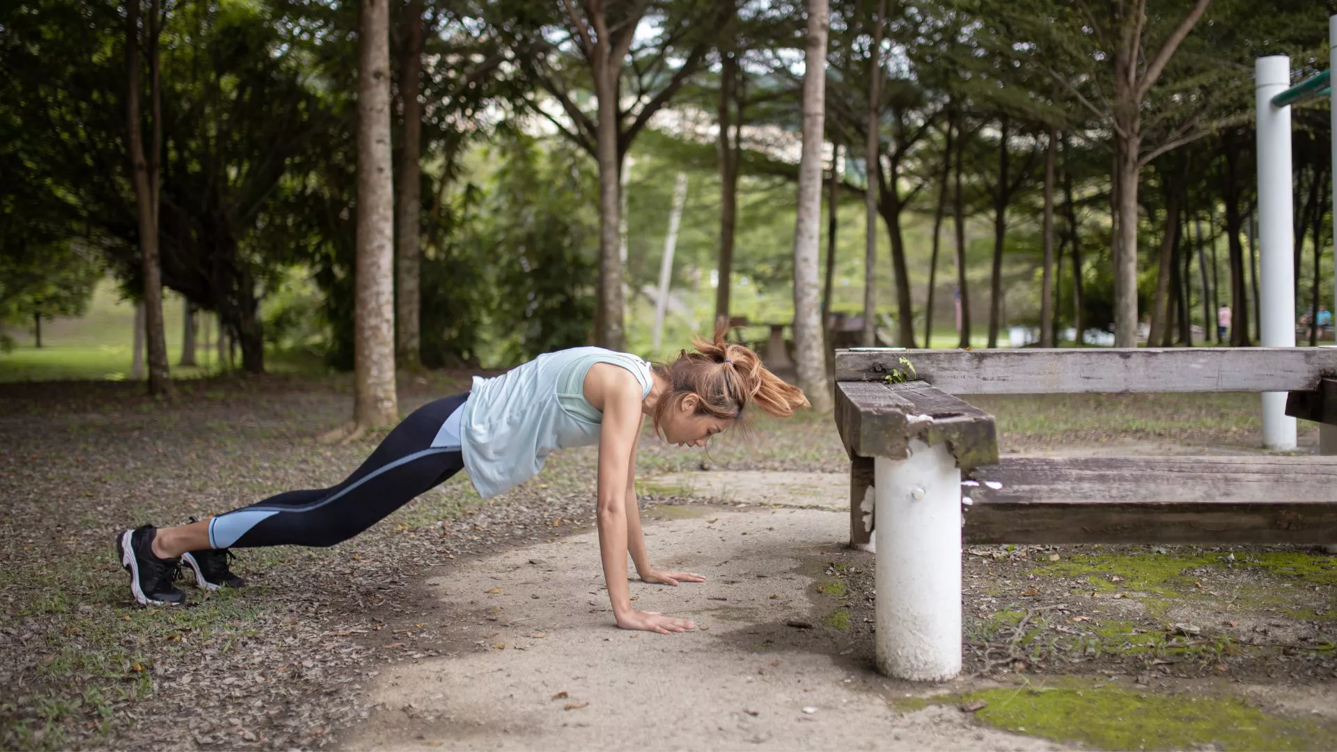 Los mejores ejercicios de peso corporal para mujeres para volverse más fuertes y desarrollar músculo, en el gimnasio o en casa