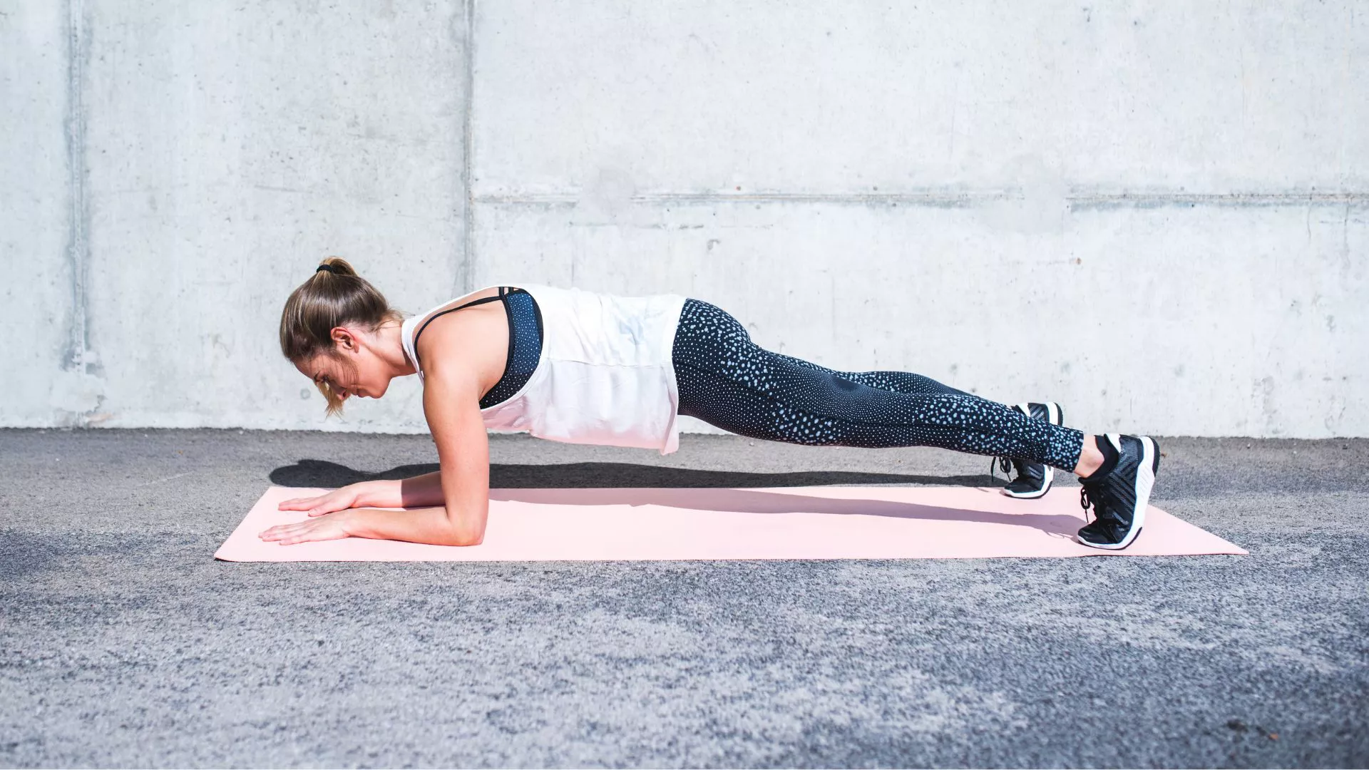 Los mejores ejercicios de peso corporal para mujeres para volverse más fuertes y desarrollar músculo, en el gimnasio o en casa