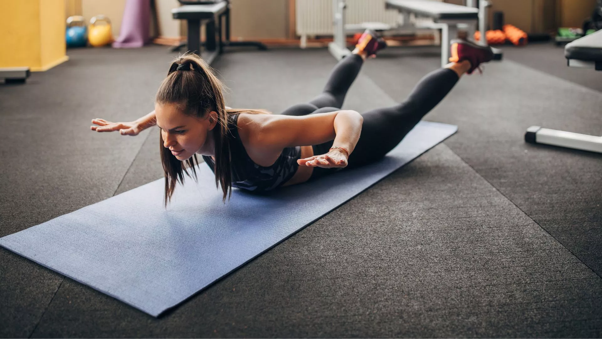 Los mejores ejercicios de peso corporal para mujeres para volverse más fuertes y desarrollar músculo, en el gimnasio o en casa
