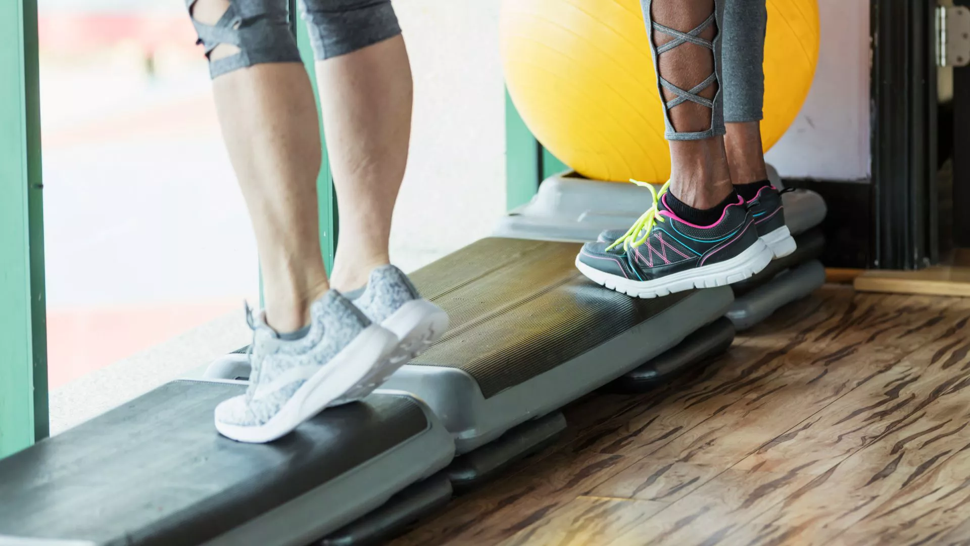 Los mejores ejercicios de peso corporal para mujeres para volverse más fuertes y desarrollar músculo, en el gimnasio o en casa