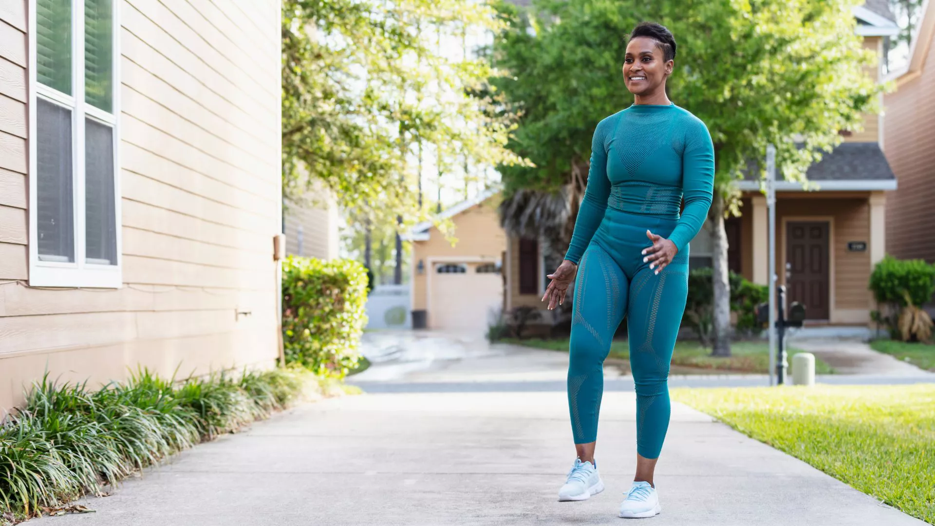 Los mejores ejercicios de peso corporal para mujeres para volverse más fuertes y desarrollar músculo, en el gimnasio o en casa
