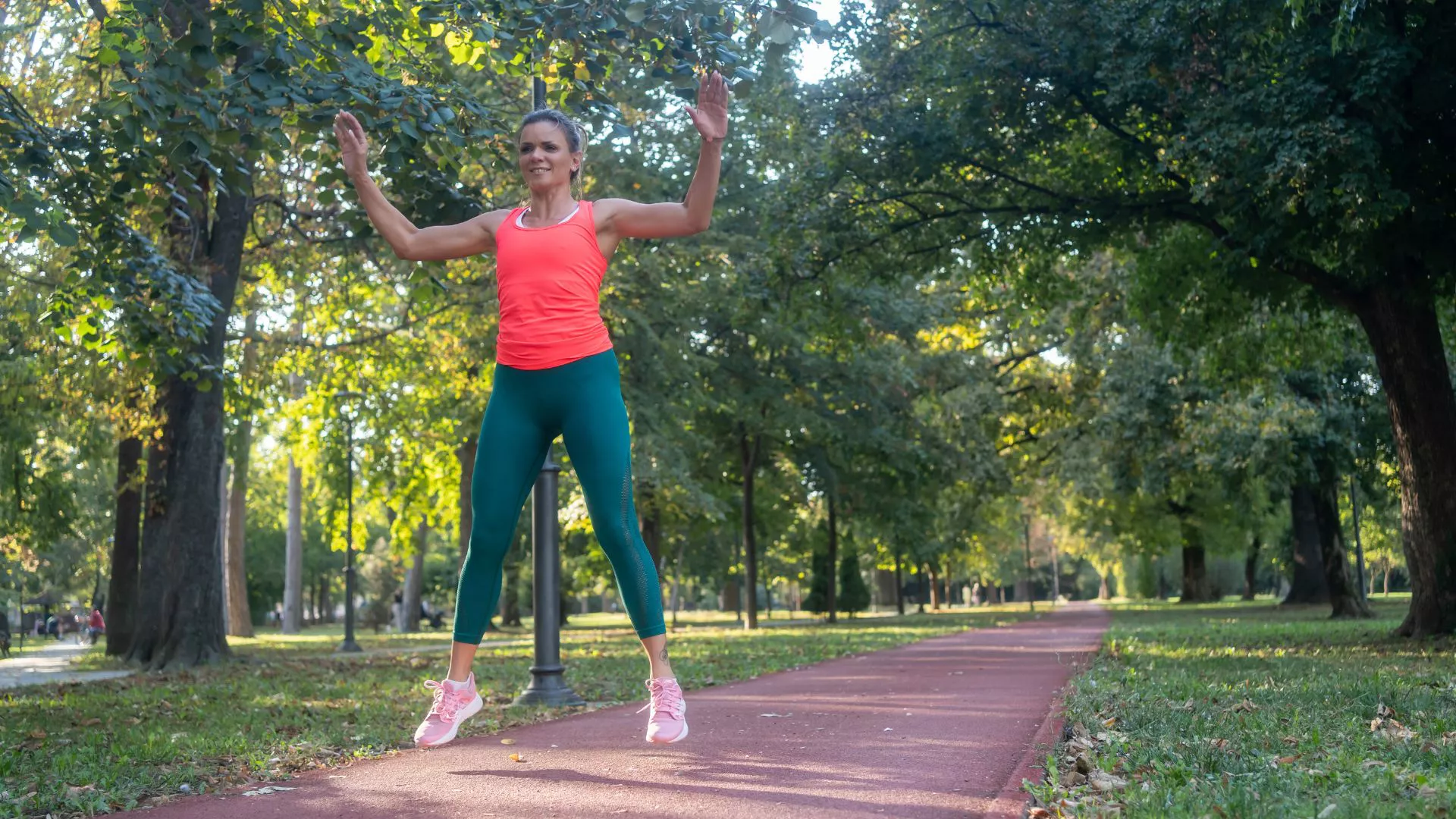 Los mejores ejercicios de peso corporal para mujeres para volverse más fuertes y desarrollar músculo, en el gimnasio o en casa