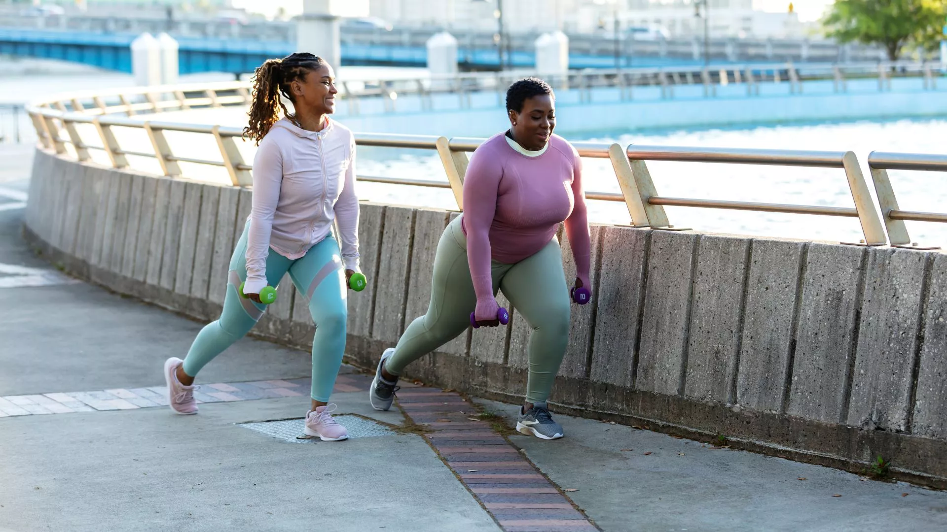 Los mejores ejercicios de peso corporal para mujeres para volverse más fuertes y desarrollar músculo, en el gimnasio o en casa