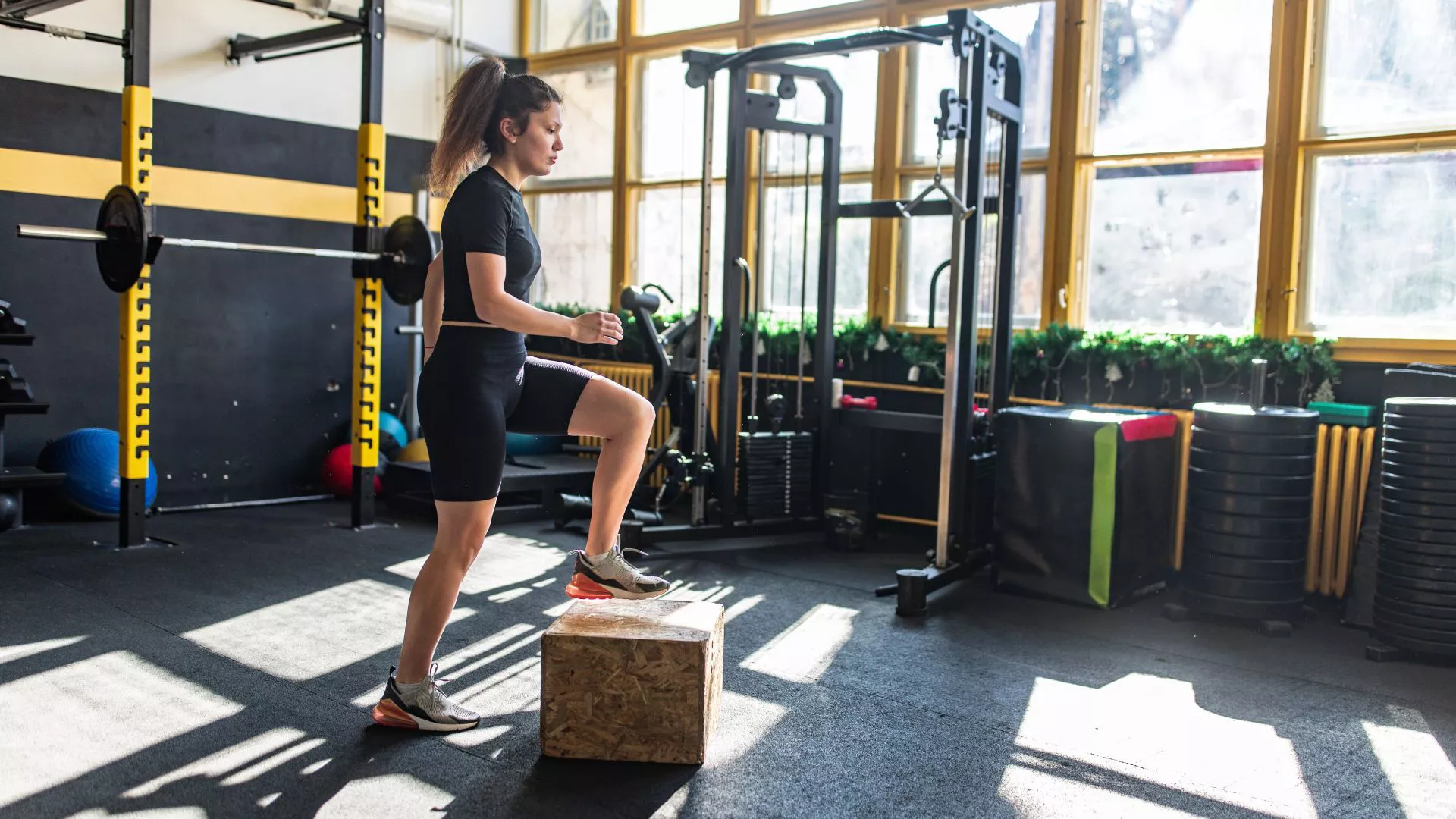 Los mejores ejercicios de peso corporal para mujeres para volverse más fuertes y desarrollar músculo, en el gimnasio o en casa