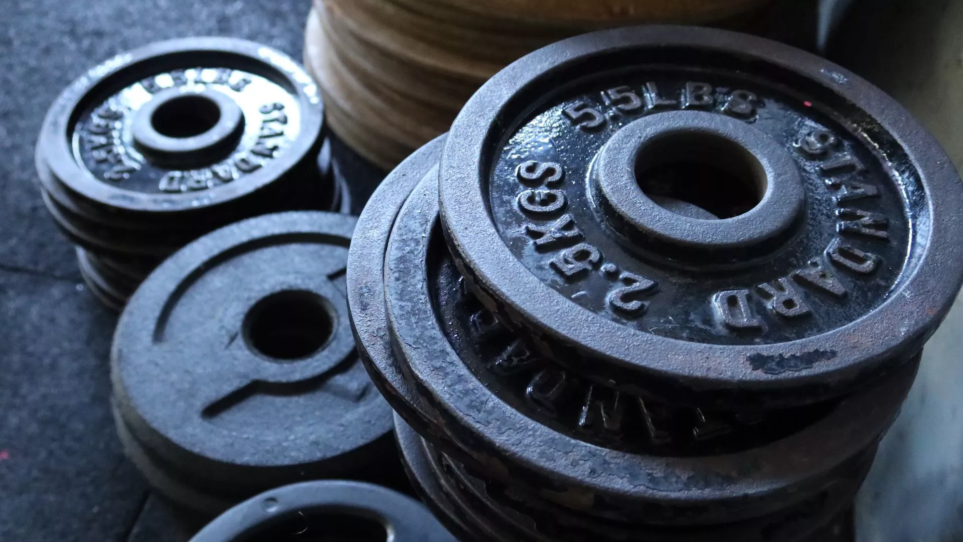 Los mejores ejercicios de peso corporal para mujeres para volverse más fuertes y desarrollar músculo, en el gimnasio o en casa