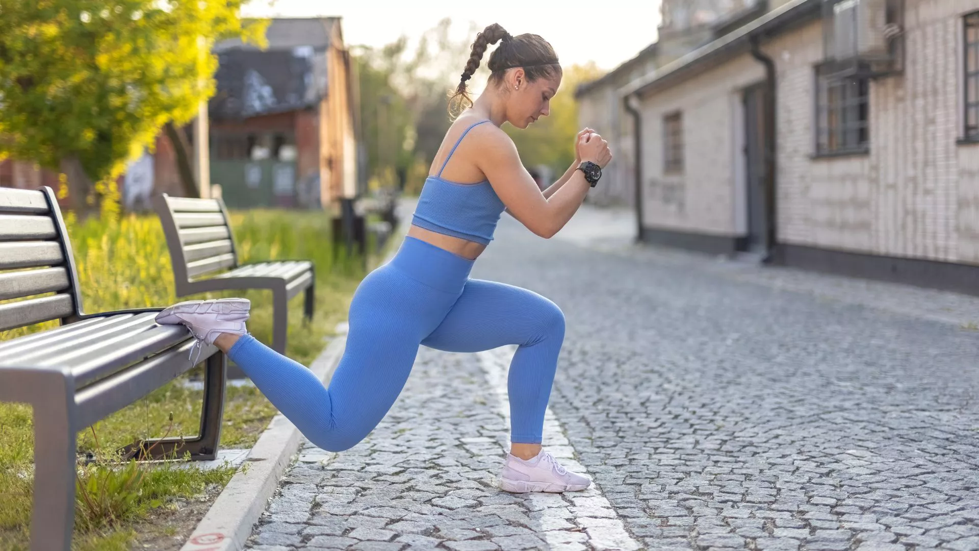 Los mejores ejercicios de peso corporal para mujeres para volverse más fuertes y desarrollar músculo, en el gimnasio o en casa