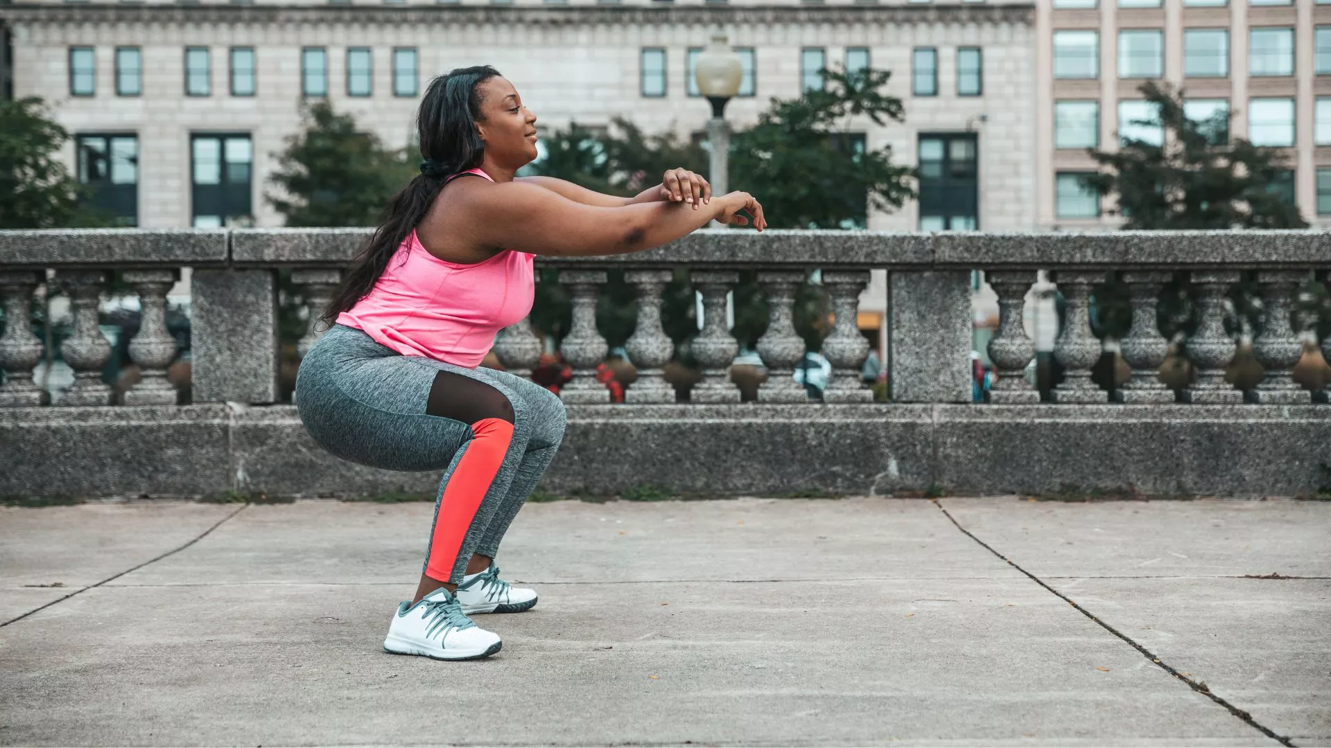 Los mejores ejercicios de peso corporal para mujeres para volverse más fuertes y desarrollar músculo, en el gimnasio o en casa
