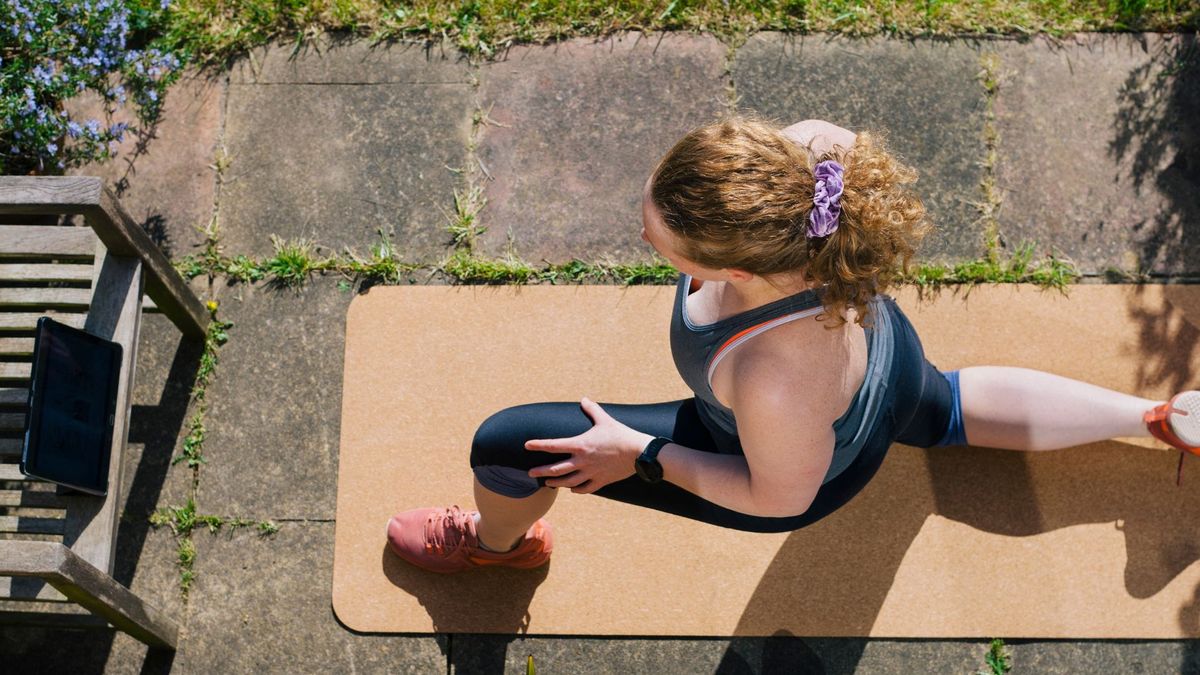 Los mejores ejercicios de peso corporal para mujeres para volverse más fuertes y desarrollar músculo, en el gimnasio o en casa