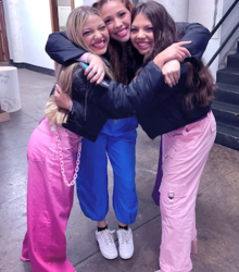 Triple Charm se apodera del escenario—y comienzan con su primera gira mundial