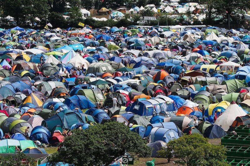 Sí, ¡todavía es posible conseguir entradas para Glastonbury 2025! Aquí están nuestros mejores trucos...