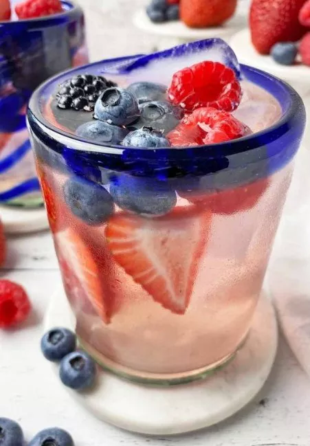 Necesitas una de estas 6 fabulosas aguas frutales en tu vida ya